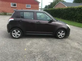 Ny synet  Suzuki Swift  1,3  4x4 Benzin    Km kun 