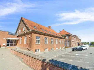 Velbeliggende erhvervslejemål – ideelt til kontor med lager