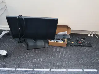 Computerskærm SAMSUNG S24E450 samt dockingstation LENOVO