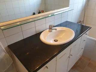 Stenplade med vask til badeværelsesskab