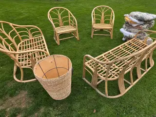 Bambus havemøbel set med hynder og fletkurv