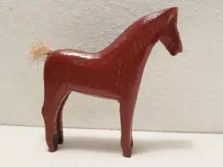 Fængselslegetøj:  Brun hest. L. 9 og H. 10cm.
