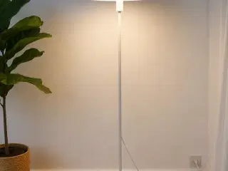 Dyberg Larsen gulvlampe sælges.  Elegant og modern
