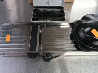 Mandolinjern med slæde og 5 stk. knive