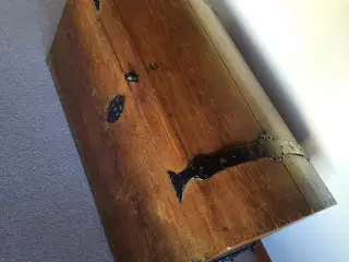 Gammel kiste m/beslag