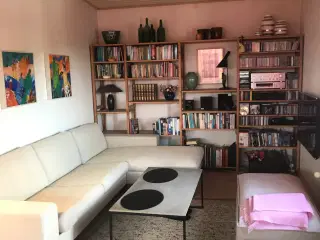 Hjørnesofa med puf og bord