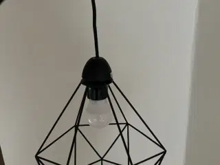 Loftslampe med lyskilde.