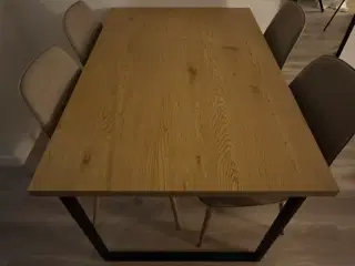 4 spisebordsstole og et spisebord 