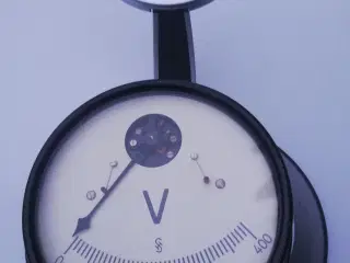 stort gammelt voltmeter 