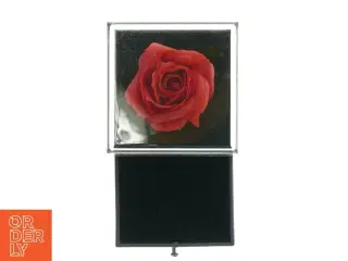 Æske med rosenmotiv (str. 8 x 8 x 10 cm)