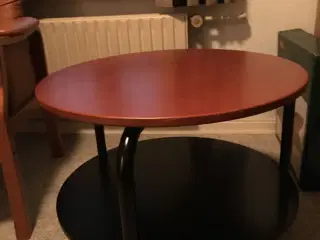 Rundt bord i kirsebær/sort
