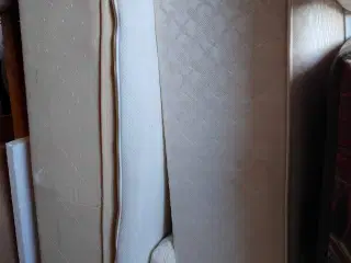 To stk boksmadrasser, brugt som gæsteseng