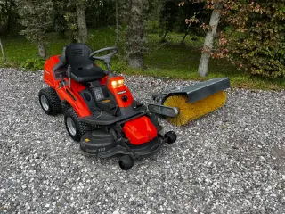 Husqvarna R216t AWD + kost
