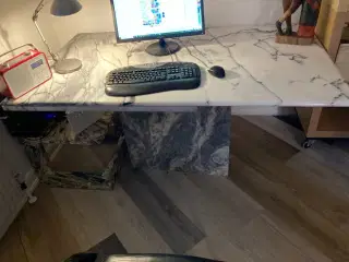 Skrivebord i marmor med firkantet sokkel