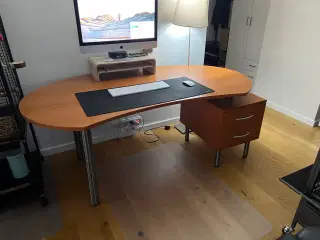 Stort skrivebord med pc/printer reol på hjul