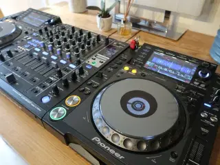 Pioneer CDJ 2000 Nexus NXS DJM 900 SRT DJ