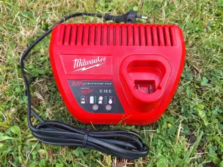 Milwaukee 12 volt batterioplader sælges. 