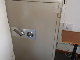 Penge og brandsikkert skab