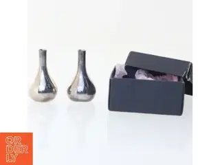 Sæt med to sølvfarvede kertestager fra Dansk Design (str. 5,5 cm) (DVD)