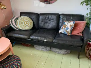 Gratis retro sofa i sort læder
