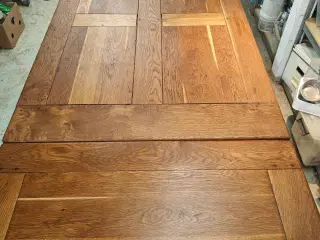 Stort massivt egetræs plankebord.