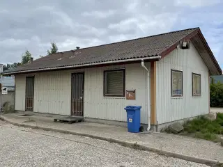 Ledigt kontor/lager med gode parkeringsforhold