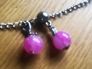 Vedhæng med pink, marmoreret perle. Til armbånd.