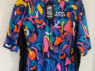 Farverig plus size cykeltrøje