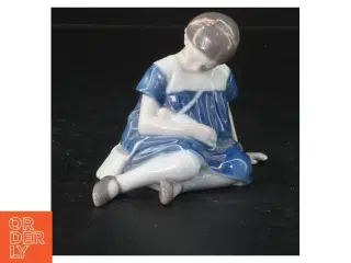 Porcelænsfigur af siddende pige