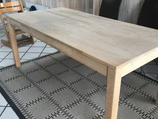 Spisebord i massiv egetræ