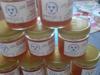 Honning fra egen bigård.
