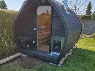 Bladformet sauna med bræandeovn og panorama vindue