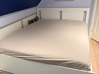 Sengeramme 160x200cm inkl. skuffer og meder 