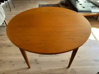 Flot rundt sofabord i teak