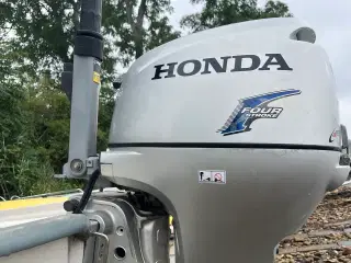 Terhi 440 jolle med 15 hk. Honda motor 