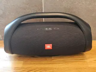 JBL Boombox – stor og kraftfuld Bluetooth-højtaler