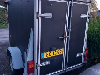 Lukket trailer med bremse