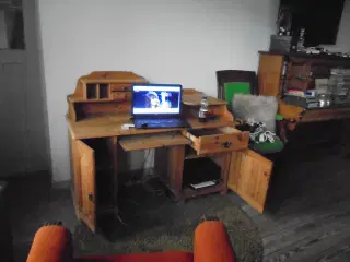 Kotor-skrive-computerbord.