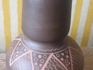 Lille vase med flot mønster. Vicente Holz
