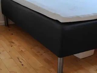 Velholdt seng m. Topmadras