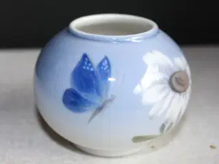 Vase med Marguerit og sommerfugl