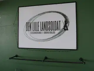 Skilt samt tøjtstativ