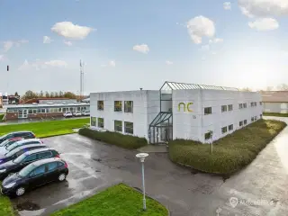 Pæne kontorer på 1. sal