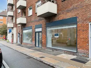 Butikslejemål med god facadeeksponering på Toftegårds Allé - kun 200 meter fra Valby Station.
