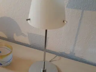 Herstal bordlampe med glasskærm