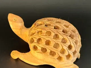 Tre dyrefigurer håndskårede af træ