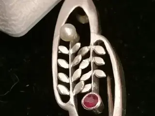 Broche, hvidguld 585, rubin og perle 
