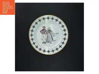 Dekorativ tallerken med dansk folkedans motiv fra B&G Porcelæn (str. Ø 22 cm)