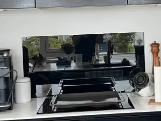 Stænkplade i hærdet sort glas - 90x44 cm