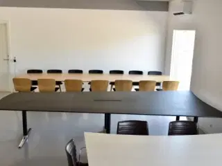 Kegleformet fumac konferencebord med sort linoleum
